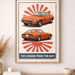 Könnte beinhalten: Illustration eines orangefarbenen Oldtimer-Sportwagens auf beigem Hintergrund mit rotem Sonnenstrahlendesign. Das Bild enthält den Text "THE LEGEND FROM THE EAST". Das Auto wird von vorne und hinten gezeigt.