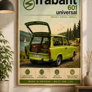 Könnte beinhalten: Ein Vintage-Poster mit einem lindgrünen Trabant 601 Universal Kombi mit geöffnetem Kofferraum, geparkt in der Nähe eines Sees. Das Poster enthält deutschen Text, wobei das Kennzeichen des Autos sichtbar ist. Retro-Reise-Thema.