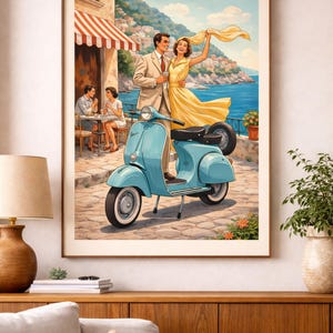 Puede incluir: Una impresión enmarcada representa a una pareja en una scooter azul claro cerca de la costa. La mujer lleva un vestido amarillo y sostiene una bufanda amarilla. Una pareja está sentada en una mesa de café bajo un toldo a rayas rojas y blancas. El fondo muestra el mar azul y una montaña.