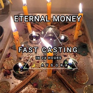 K&ouml;nnte beinhalten: Eine Anordnung aus brennenden Kerzen, kleinen Schalen, Zimtstangen und M&uuml;nzen auf einem Tablett. Der Text "ETERNAL MONEY" und "FAST CASTING IN 24 HOURS AYSORA" ist im Bild zu sehen. Die Szene wird von den Kerzenflammen beleuchtet.