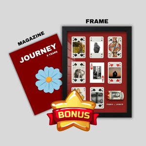 Puede incluir: Una exhibición enmarcada con naipes con fotos personales, una revista roja con la palabra "JOURNEY" y una flor azul, y una estrella dorada con una cinta roja que dice "BONUS". El marco es negro.