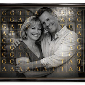 Puede incluir: Fotografía en blanco y negro enmarcada de una pareja sonriente abrazándose. Superpuesto a la imagen hay un patrón de cuadrícula dorada con letras de código genético. El marco tiene un borde negro con un borde interior dorado.