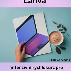 Puede incluir: Gráfico de un portátil con pantalla azul y teclado morado sobre un libro blanco, con la palabra "Canva" en la parte superior. Una taza de café y una ramita de hojas están junto al libro. El texto "intenzivní rychlokurz pro začátečníky" está en la parte inferior.
