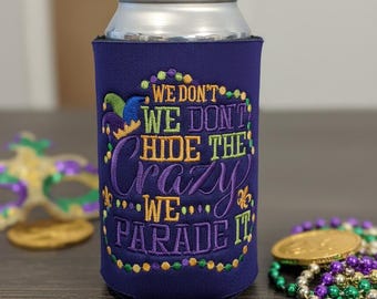 Porta-latas/cooler bordado de Mardi Gras; "Não escondemos a loucura, desfilamos com ela"