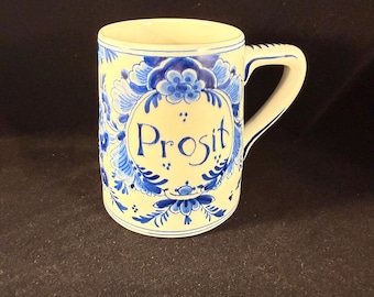 Jarra vintage de Delft azul "Prosit" de 1968 / Jarra de cerveza holandesa pintada a mano / Taza de recuerdo de Holanda / Vajilla coleccionable azul y blanca