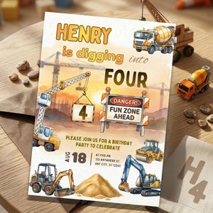 Könnte beinhalten: Eine Geburtstagseinladung mit Baustellen-Thema. Die Einladung zeigt den Text "HENRY is digging into FOUR" und enthält Illustrationen von Baufahrzeugen, einem Kran und einem "FUN ZONE AHEAD"-Schild.