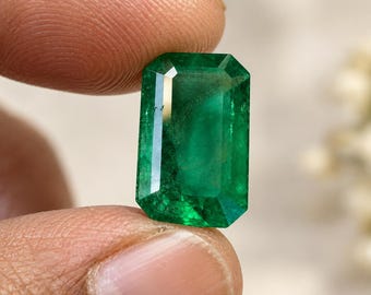 Rechthoekige achthoekige groene edelsteen – gefacetteerd, 12,2 × 7,05 mm (losse steen)