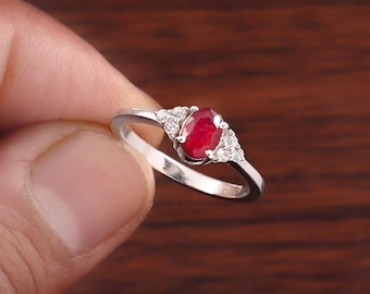 Ring met een ovale robijn uit Mozambique van 0,70 ct, robijn verlovingsring voor vrouwen, geboortesteenring van juli, 1,955 g, minimalistisch cadeau voor haar.