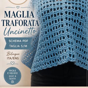 Può includere: Un top all'uncinetto traforato azzurro con scollo a V. L'immagine include il testo "MAGLIA TRAFORATA Uncinetto" e "SCHEMA PDF TAGLIA S/M". Il top è fatto a mano e il design è leggero e traspirante.