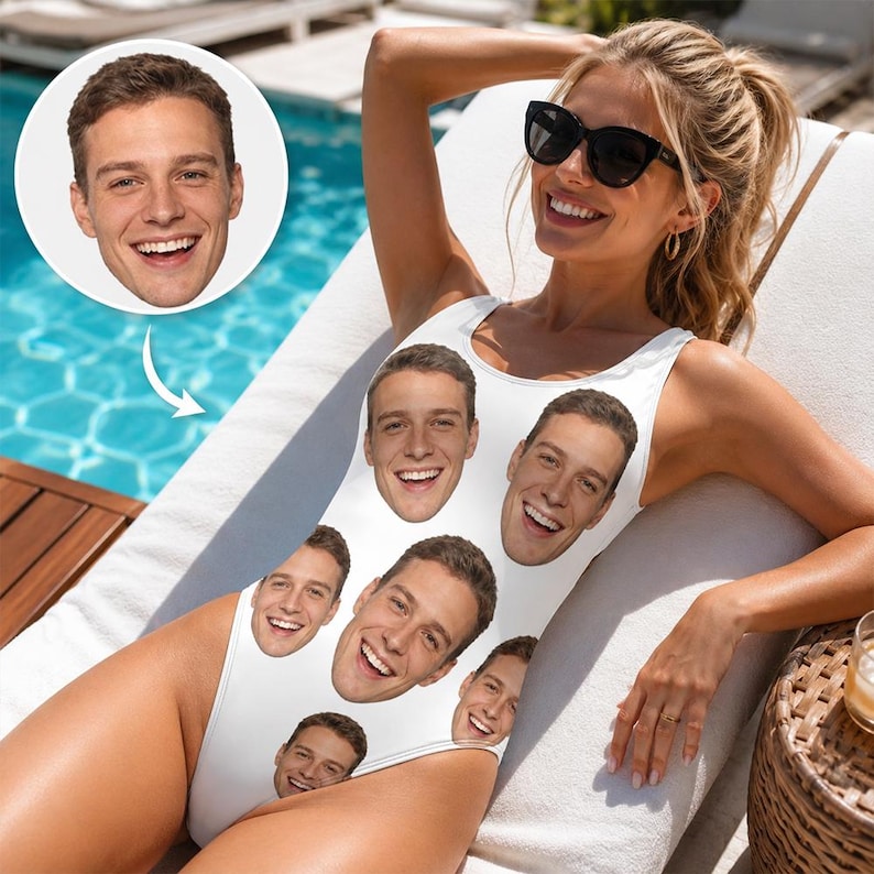 K&ouml;nnte beinhalten: Ein wei&szlig;er Badeanzug mit einem sich wiederholenden Muster aus dem l&auml;chelnden Gesicht eines Mannes. Das Design zeigt mehrfach dasselbe Portr&auml;t einer Person mit kurzem braunem Haar und einem breiten, zahnigen L&auml;cheln auf dem Stoff gedruckt.