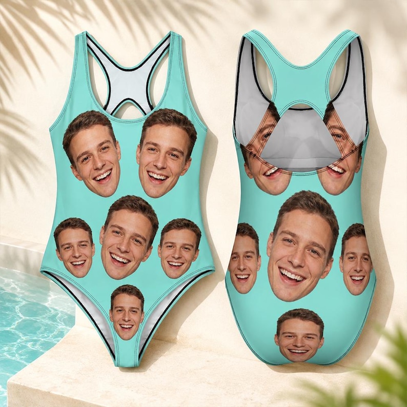 K&ouml;nnte beinhalten: Ein hellt&uuml;rkisfarbener Badeanzug mit einem sich wiederholenden Muster aus dem l&auml;chelnden Gesicht einer Person auf der Vorder- und R&uuml;ckseite. Das Kleidungsst&uuml;ck hat ein Racerback-Design mit schwarzem Saum am Ausschnitt und an den &Auml;rmelausschnitten.