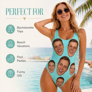 K&ouml;nnte beinhalten: Ein hellblauer Badeanzug mit einem sich wiederholenden Muster aus dem Gesicht eines l&auml;chelnden Mannes. Der Text links lautet: PERFECT FOR, Bachelorette Trips, Beach Vacations, Pool Parties und Funny Gift, begleitet von Symbolen f&uuml;r Gl&auml;ser, Sonne, Schwan und Geschenk.