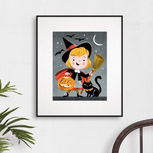Pu&ograve; includere: Un'illustrazione digitale di una giovane strega con un cappello nero e un mantello rosso, che tiene una scopa e una zucca di Halloween. Un gatto nero &egrave; seduto accanto a lei. Lo sfondo &egrave; blu scuro con stelle e una luna crescente.
