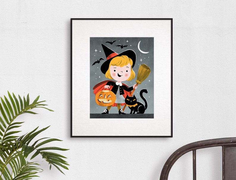 Pu&ograve; includere: Un'illustrazione digitale di una giovane strega con un cappello nero e un mantello rosso, che tiene una scopa e una zucca di Halloween. Un gatto nero &egrave; seduto accanto a lei. Lo sfondo &egrave; blu scuro con stelle e una luna crescente.