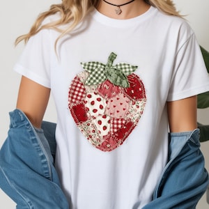 Camisa patchwork con diseño de fresas, estampado floral rústico a cuadros, estética cottagecore, estampado vintage.