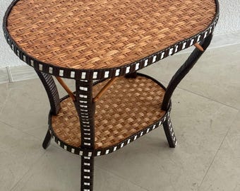 Mesa de centro oval de vime com prateleira de armazenamento, mesa lateral de vime feita à mão para sala de estar, móveis rústicos para pátio e decoração aconchegante de casa de campo.