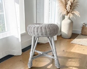 Taburete de mimbre tejido, reposapiés hecho a mano, muebles de patio vintage, taburete pequeño, muebles de ratán boho, taburete rústico de mostrador, mesa auxiliar pequeña