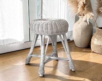 Taburete de mimbre tejido, reposapiés hecho a mano, muebles de patio vintage, taburete pequeño, muebles de ratán boho, mesa auxiliar pequeña, taburete rústico de mostrador.