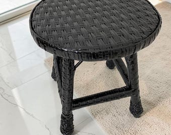 Taburete de mimbre hecho a mano, mesa auxiliar pequeña, muebles de patio, taburete vintage, taburete rústico tejido, banco para zapatos, muebles de ratán boho.