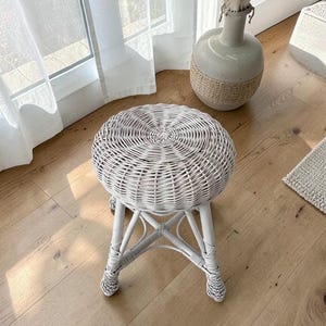 Flätad rottingpall Handgjord fotpall Vintage utemöbler Liten pall Boho rottingmöbler Rustik bänkpall Litet sidobord