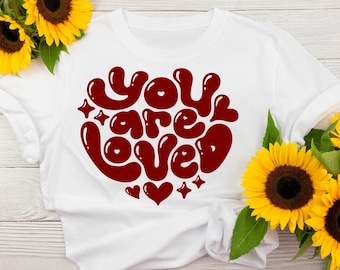 Design per maglietta "Sei amato" in formato PNG, grafica retrò con cuore frizzante e felpa con cappuccio, design fantastico per maglietta di San Valentino, file di sublimazione estetica, download digitale