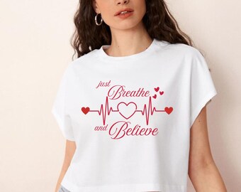 Design per maglietta con battito cardiaco in formato PNG "Just Breathe and Believe", citazione ispiratrice, grafica a sublimazione, arte minimalista con battito cardiaco, download digitale