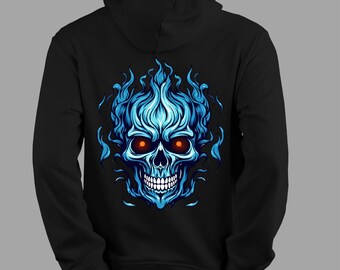 Disegno di maglietta con teschio fiammeggiante blu in formato PNG, grafica audace con cappuccio con teschio di fuoco, design di felpa streetwear gotica, file di sublimazione horror estetico