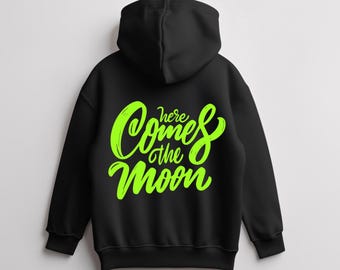 Design per maglietta "Here Comes the Moon" in formato PNG, grafica per felpa con cappuccio tipografica verde lime, design per felpa retrò alla moda, file di sublimazione estetica