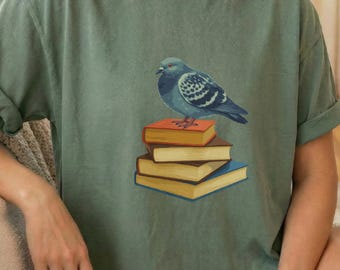 Maglietta per amanti dei libri, maglietta con uccellino che legge, regalo accogliente per lettori, maglietta con grafica di piccione, abbigliamento in stile cottagecore per amanti degli animali