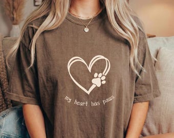 Comfort Colors Espresso t-shirt with heart and paw print graphic design