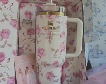 Stanley x LoveShackFancy Quencher Tumbler 40 oz Ribbon Rosa