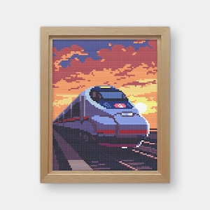Peut inclure: Impression encadrée d'art pixel représentant un train à grande vitesse sur des rails au coucher du soleil. Le train est bleu et gris, avec une bande rouge. Le ciel est un dégradé d'orange, de jaune et de violet. L'œuvre est dans un cadre en bois.