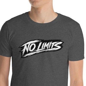 Puede incluir: Camiseta gris oscuro con el texto blanco "NO LIMITS" en una tipografía audaz y estilizada. La camiseta de manga corta está hecha de un material suave. El texto es el punto focal del diseño.