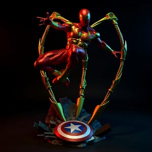 Op de afbeelding: Een dynamisch beeld van een superheld in een rood en goud pak, in de lucht met mechanische armen. De figuur staat op een rotsachtige basis met een Captain America schild, tegen een donkere achtergrond.