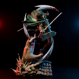 Op de afbeelding: Gedetailleerd beeldje van een personage uit de anime-serie Attack on Titan. Het beeldje is dynamisch geposeerd, met een groene cape, twee zwaarden en een utility pack. De basis heeft een hand, bladen en een pannendak, alles tegen een donkere achtergrond.
