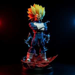 Puede incluir: Figura detallada de un personaje con pelo amarillo puntiagudo y un atuendo azul y blanco, de pie sobre una base roja. La figura tiene los brazos cruzados y está rodeada de efectos de energía azul, con un fondo negro.
