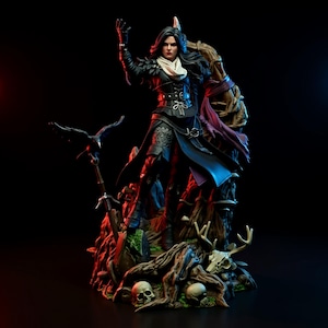 Könnte beinhalten: Detaillierte Figur einer Frau in schwarzem Outfit, mit langen schwarzen Haaren und einem weißen Schal. Die Figur steht auf einem Sockel mit Schädeln, Geweihen und einem Raben. Der Hintergrund ist schwarz mit roter und blauer Beleuchtung.