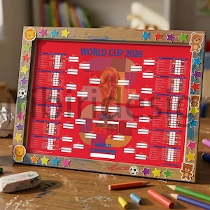 Puede incluir: Un tablero de soporte de la Copa del Mundo 2026 enmarcado en madera con un fondo rojo. El marco está decorado con estrellas de colores, balones de fútbol y pegatinas de ositos de peluche. Un trofeo dorado y un balón de fútbol están sobre la mesa.
