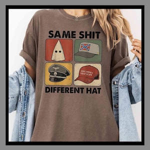 Könnte beinhalten: Braunes T-Shirt mit dem Text "SAME SHIT DIFFERENT HAT" und vier Bildern verschiedener Hüte. Die Hüte umfassen eine weiße Kapuze, einen Hut mit Konföderierten-Flagge, einen schwarzen Militärhut und einen roten "Make America Great Again"-Hut.