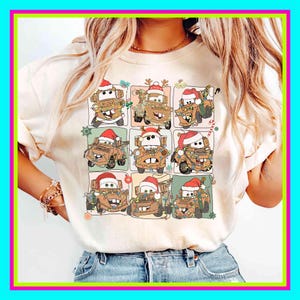 Puede incluir: Camiseta color crema con una cuadr&iacute;cula de camiones de dibujos animados decorados para Navidad. Cada cami&oacute;n es marr&oacute;n con luces festivas y gorros de Pap&aacute; Noel. El dise&ntilde;o est&aacute; sobre un fondo verde claro y blanco.