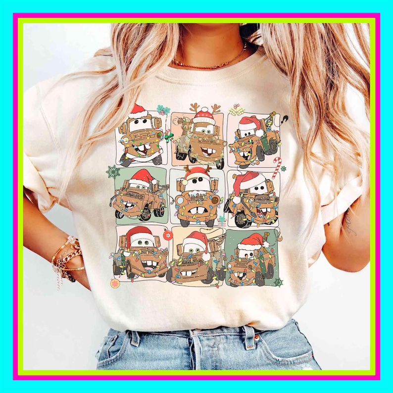 Puede incluir: Camiseta color crema con una cuadr&iacute;cula de camiones de dibujos animados decorados para Navidad. Cada cami&oacute;n es marr&oacute;n con luces festivas y gorros de Pap&aacute; Noel. El dise&ntilde;o est&aacute; sobre un fondo verde claro y blanco.