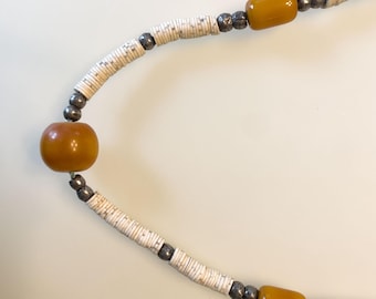 Collar tribal Heishi vintage de 66 cm con cuentas de ámbar y peltre y nuez de tagua.