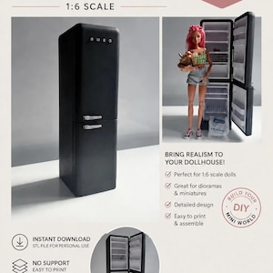Puede incluir: Un archivo STL imprimible en 3D para un refrigerador de casa de muñecas a escala 1:6. El refrigerador negro cuenta con dos puertas con manijas plateadas y el texto SMEG en la puerta superior. Archivo digital diseñado para impresión 3D.