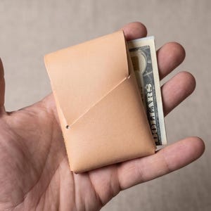 Cartera de piel de grano completo: ultradelgada, minimalista y perfecta para llevar en el bolsillo delantero, personalizable para hombres y mujeres.