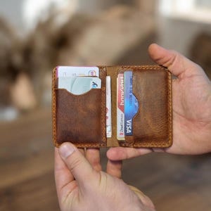 Portefeuille à deux volets en cuir fait main : porte-cartes personnalisé avec poche avant, cadeau en cuir pour homme et femme