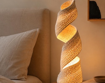 Patrón de lámpara de espiral de ganchillo: Lámpara de mesa escultural retorcida, decoración moderna Wabi Sabi, ambiente minimalista, regalo original (descarga en PDF)