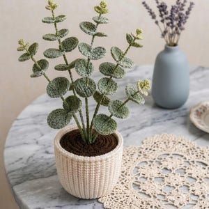 Schema PDF per realizzare una pianta di eucalipto all'uncinetto, decorazione botanica in vaso amigurumi, tutorial per piante d'appartamento a foglia verde