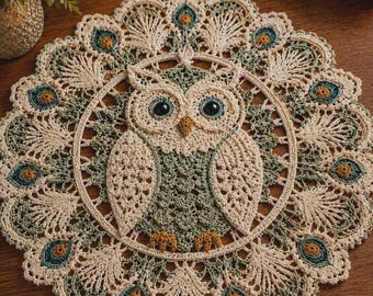 Patrón de ganchillo para tapete de encaje de búho, mandala de pluma de pavo real en PDF, decoración vintage para centro de mesa.