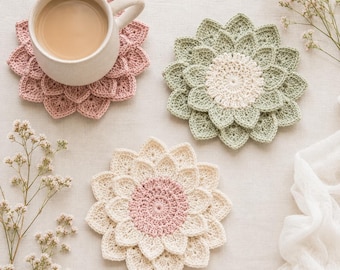 Juego de posavasos de flores de ganchillo (patrón en PDF), tutorial para posavasos de loto en capas, decoración de mesa en tonos pastel.