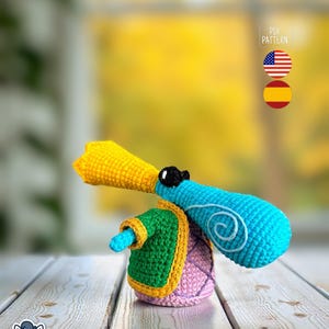 Puede incluir: Un juego de tres tazas de cerámica con un esmalte moteado de color crema. Cada taza presenta un diseño floral pintado a mano en tonos azules, verdes y amarillos. Las tazas tienen una forma simple y redondeada y un asa cómoda.